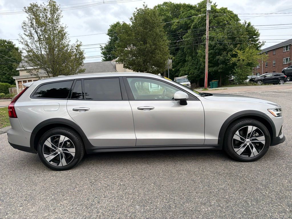 2025 Volvo V60 Cross Country Plus - Photo 8