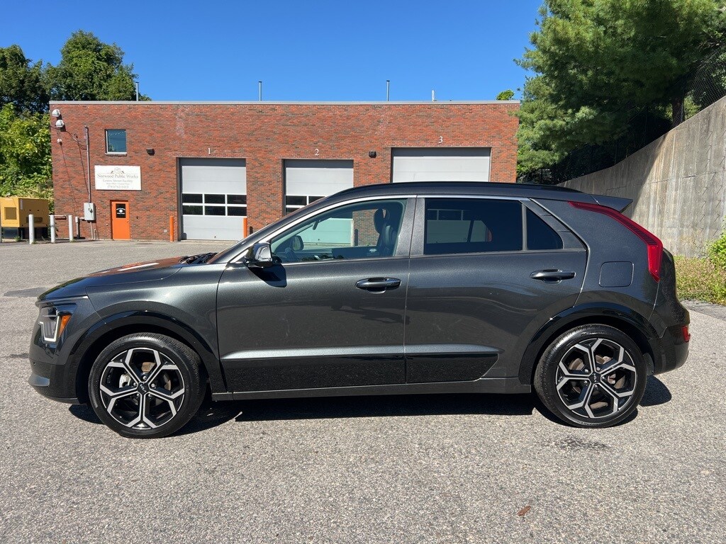 2023 Kia Niro SX Touring photo 2