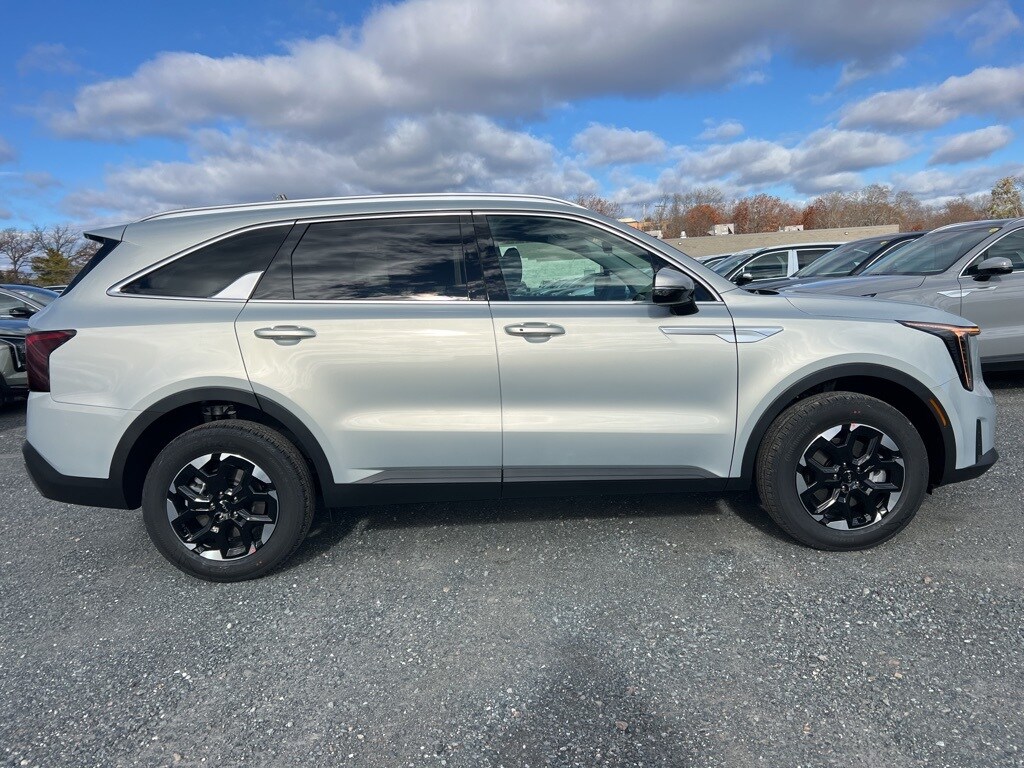 2026 Kia Sorento S photo 2