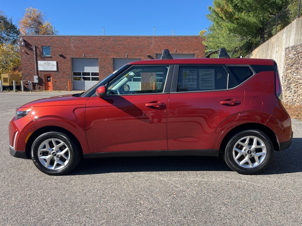 2023 Kia Soul LX photo 2