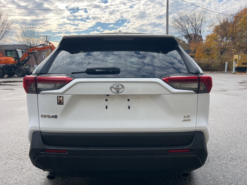 2020 Toyota RAV4 LE photo 4