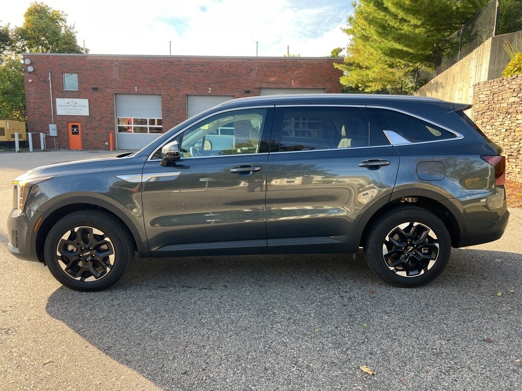 2025 Kia Sorento S photo 2