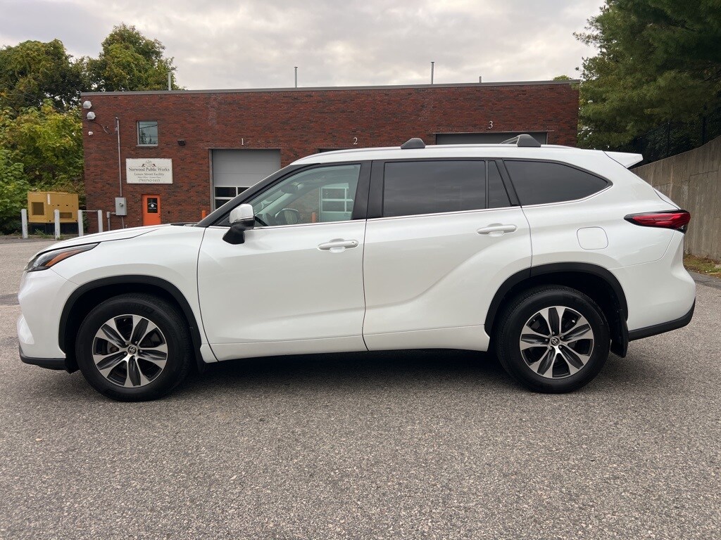 2022 Toyota Highlander XLE photo 2