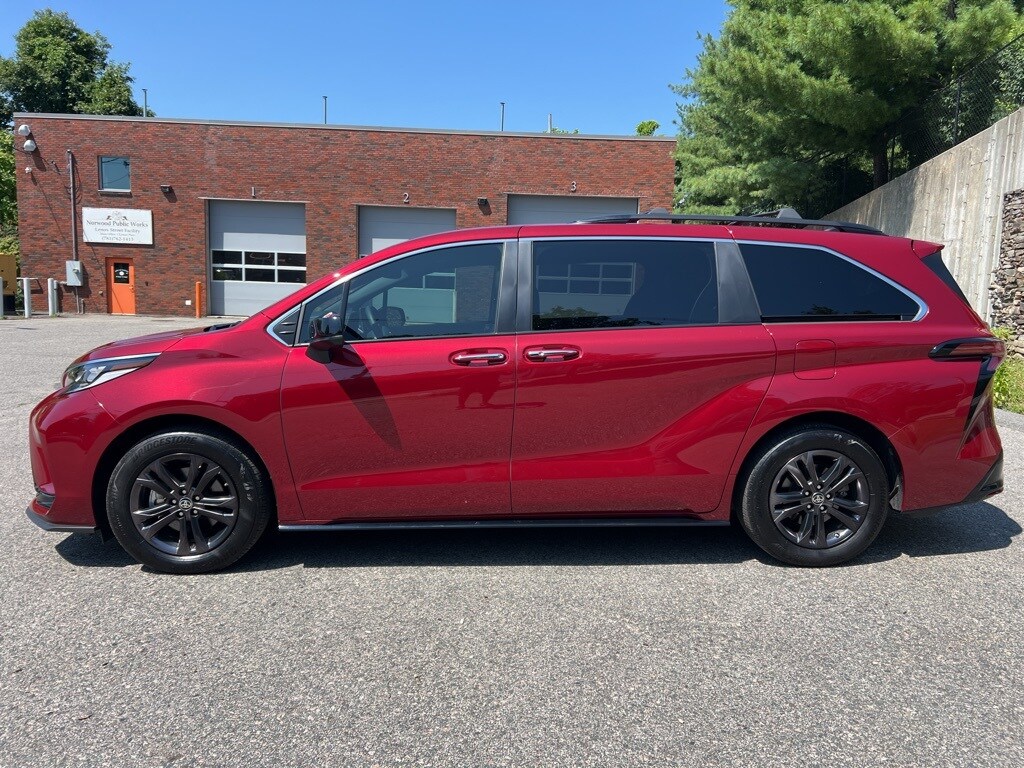 2024 Toyota Sienna XSE photo 2