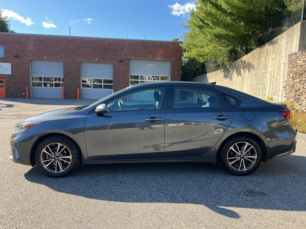 2023 Kia Forte LXS photo 2
