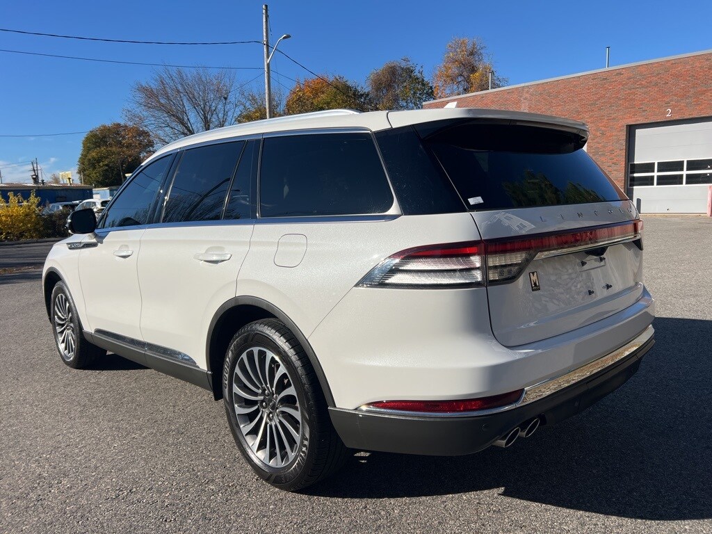 2022 Lincoln Aviator Standard photo 2