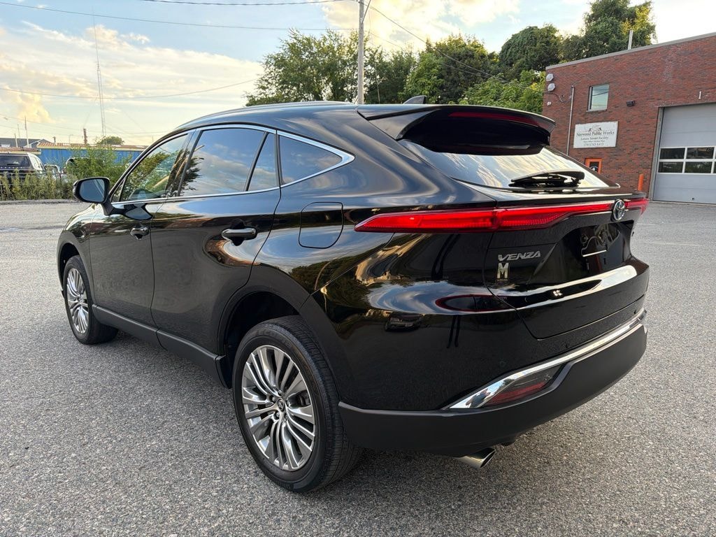 Used 2024 Toyota Venza XLE SUV