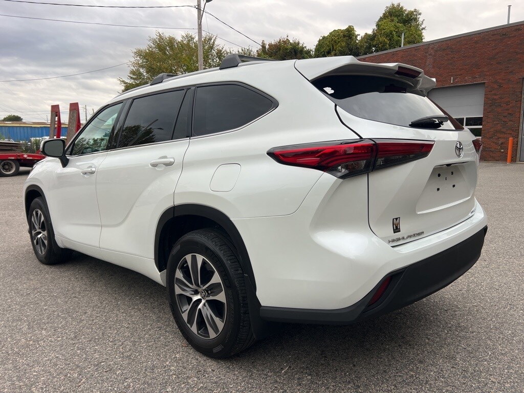 2022 Toyota Highlander XLE photo 3