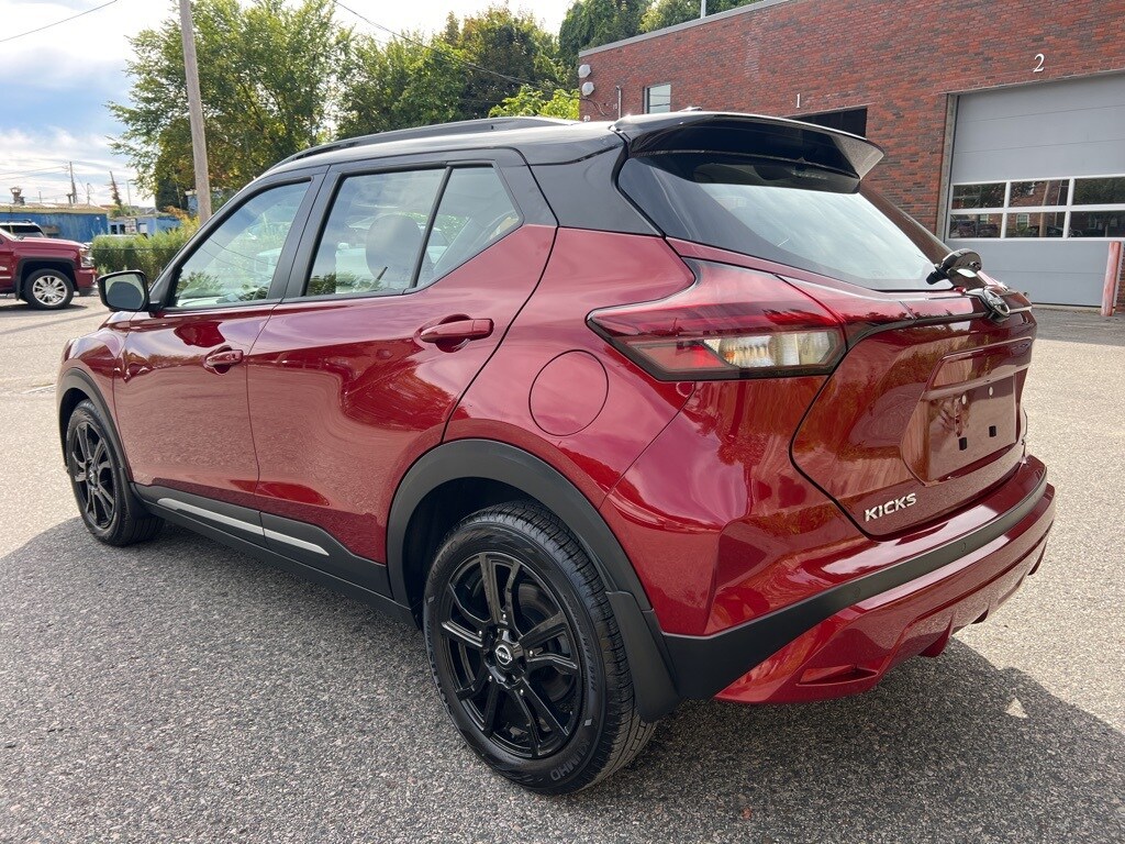 2022 Nissan Kicks SR photo 3