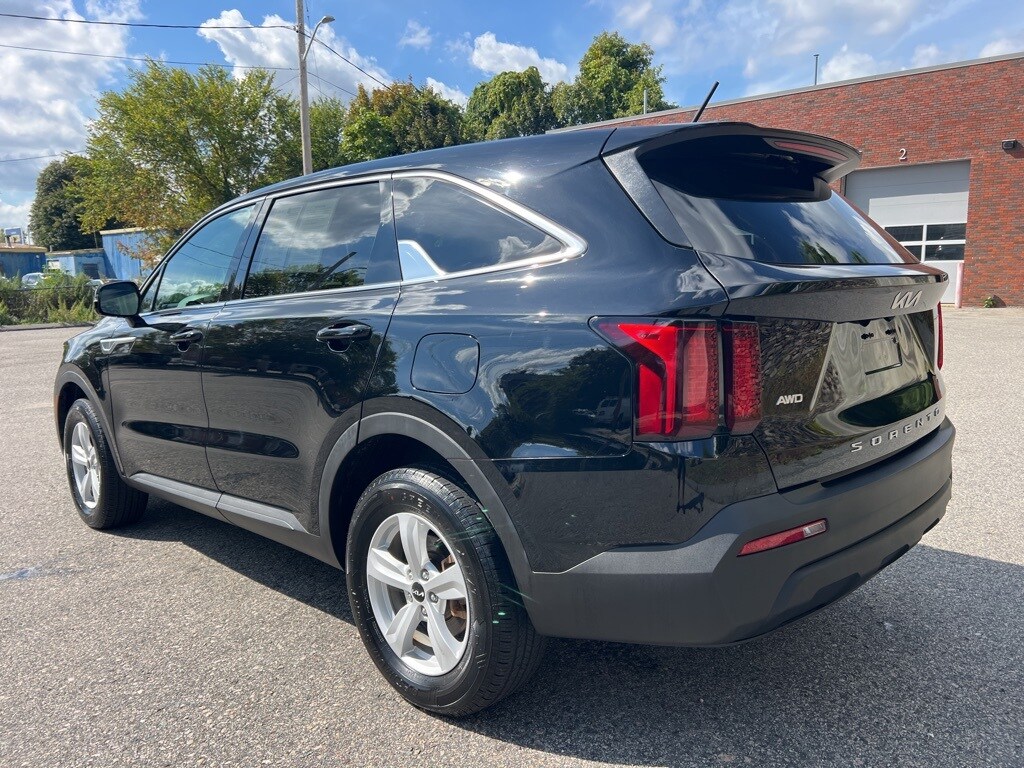 2022 Kia Sorento LX photo 2