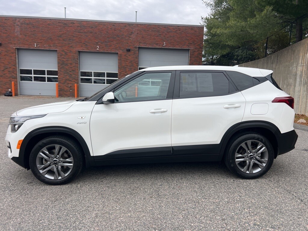 2023 Kia Seltos LX photo 2