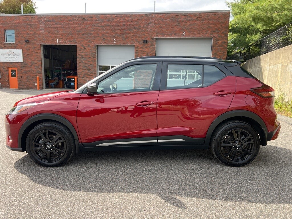 2022 Nissan Kicks SR photo 2