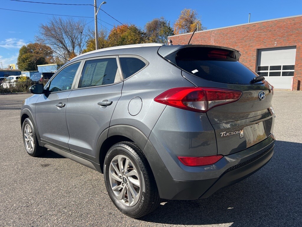 2016 Hyundai Tucson SE photo 2