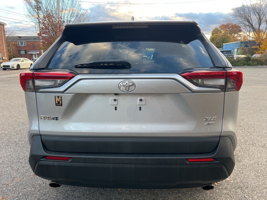 2019 Toyota RAV4 XLE photo 4