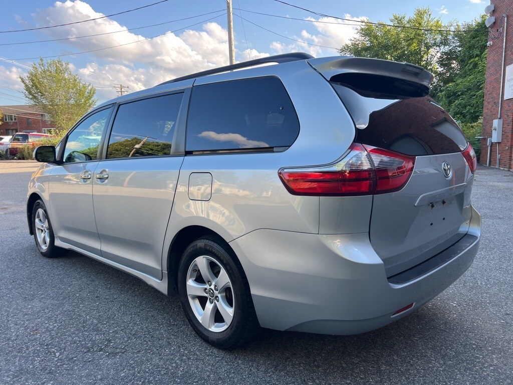 2020 Toyota Sienna LE photo 3