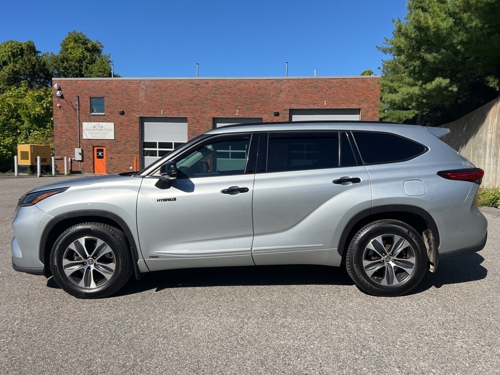 2021 Toyota Highlander Hybrid XLE photo 2