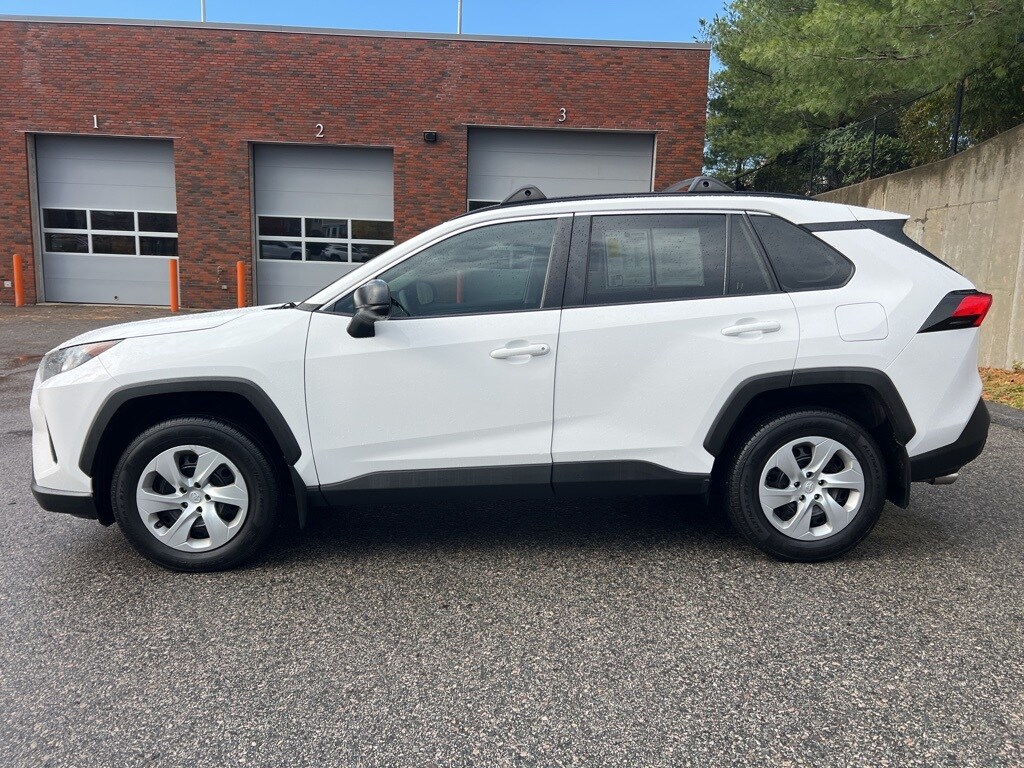 2020 Toyota RAV4 LE photo 2