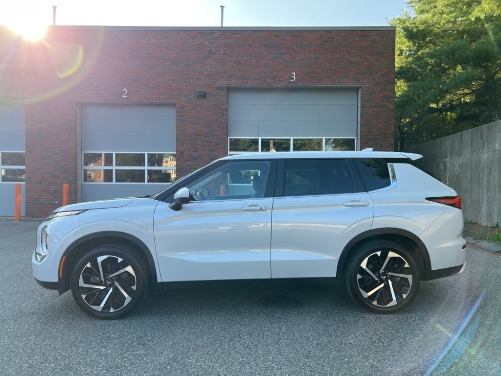 Used 2022 Mitsubishi Outlander SE with VIN JA4J4UA8XNZ051801 for sale in Norwood, MA