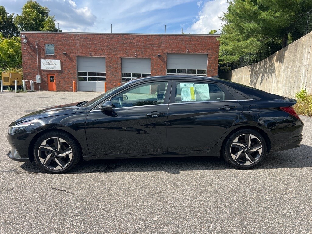 2022 Hyundai Elantra Limited photo 2
