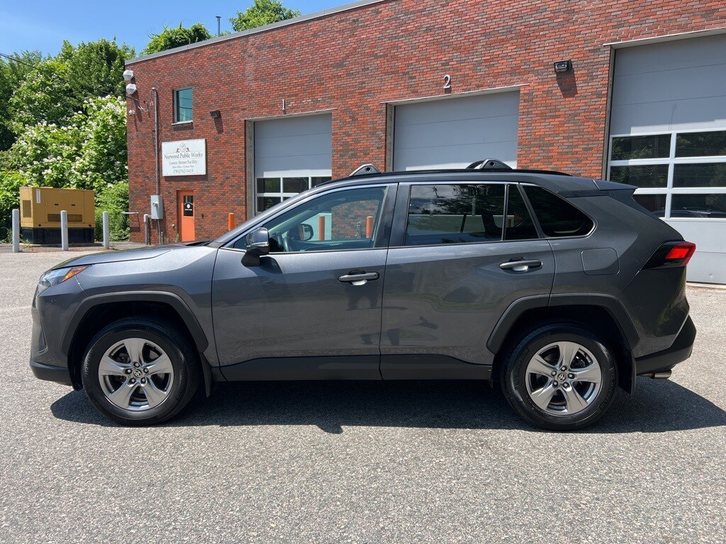 2022 Toyota RAV4 XLE photo 2