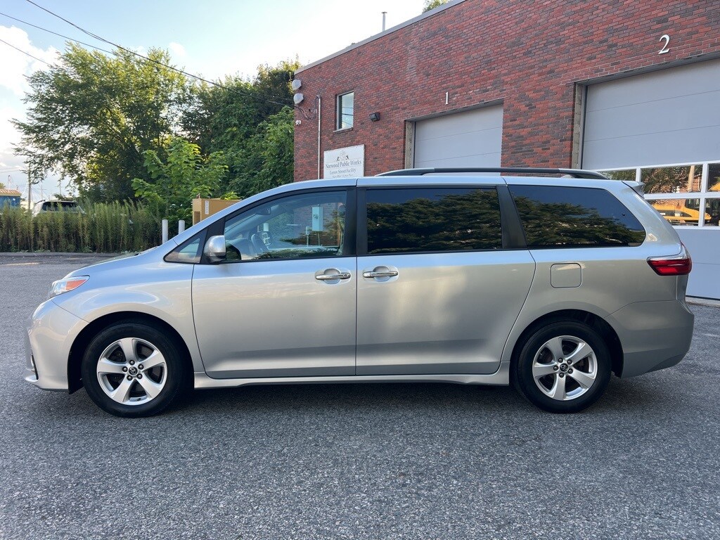 2020 Toyota Sienna LE photo 2