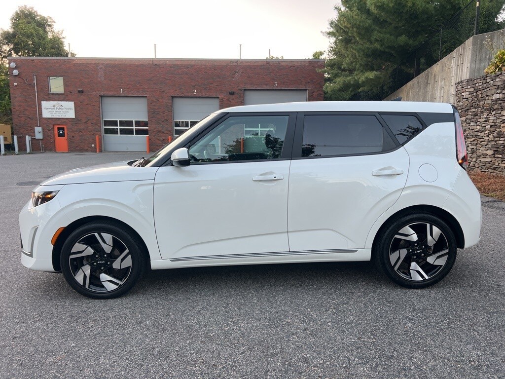 2023 Kia Soul GT-Line photo 2