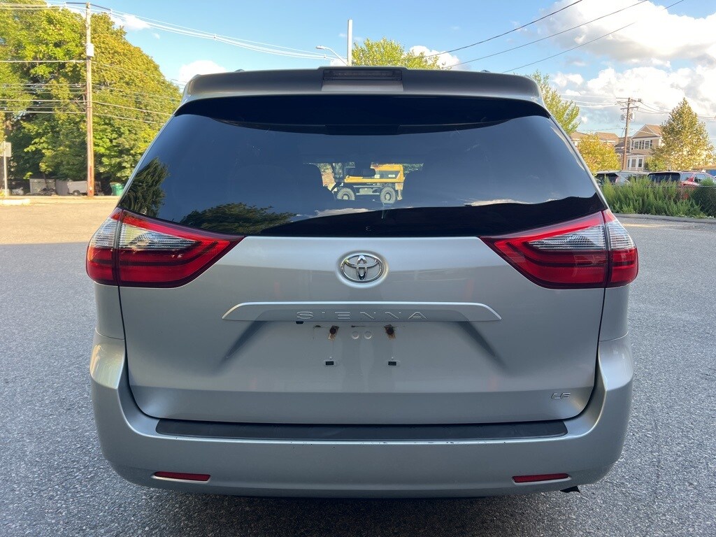 2020 Toyota Sienna LE photo 4