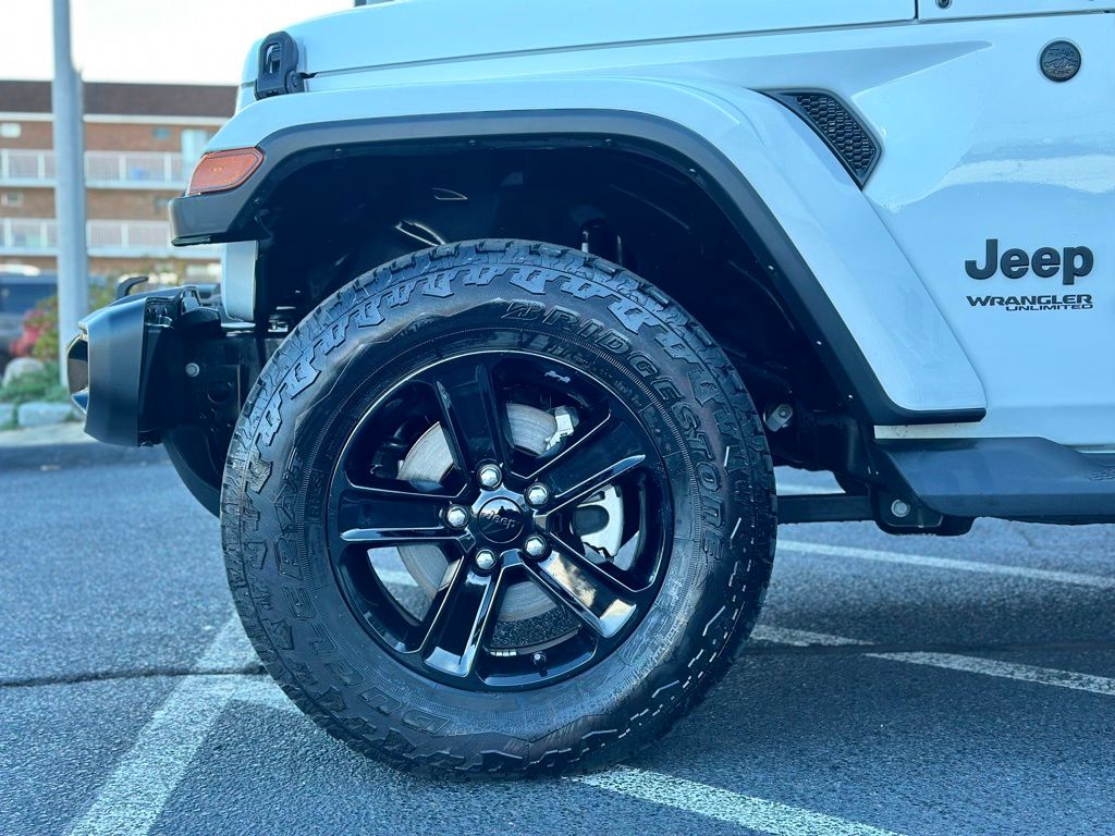 2022 Jeep Wrangler Unlimited Sahara photo 2