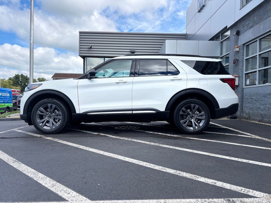 2025 Ford Explorer photo 2