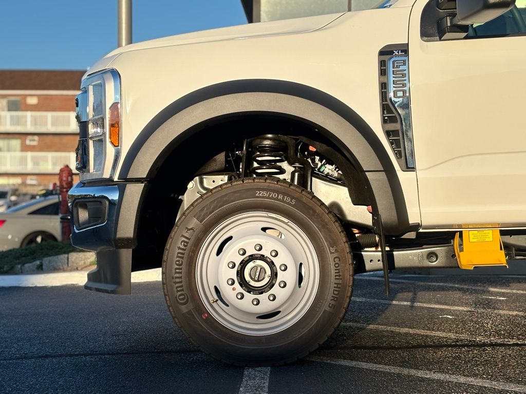 2025 Ford F-550 photo 3