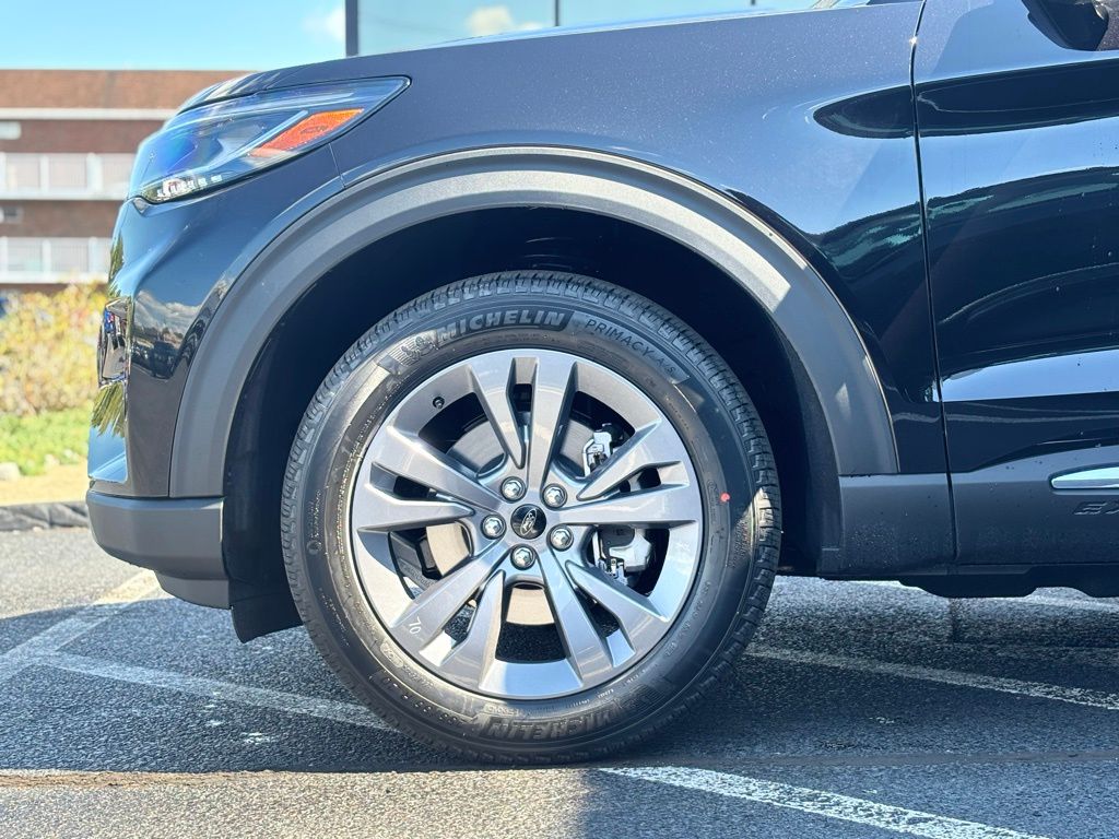 2025 Ford Explorer photo 2