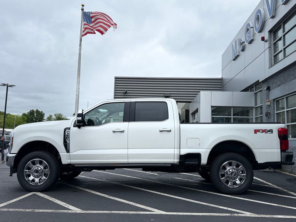 2025 Ford F-350 Lariat photo 2