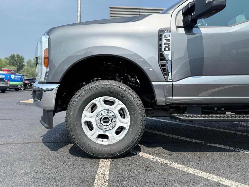 2025 Ford F-350 XLT photo 3