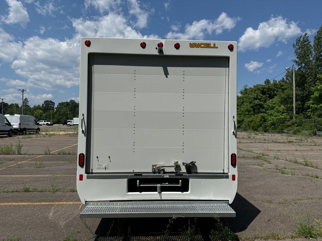2025 Ford E-350 photo 4