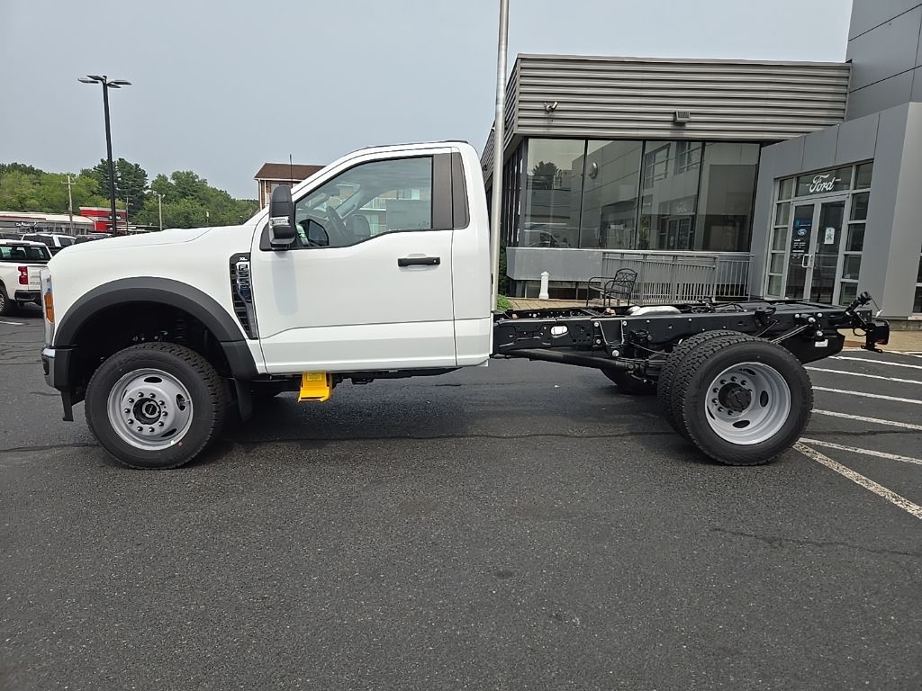 2025 Ford F-550 photo 2