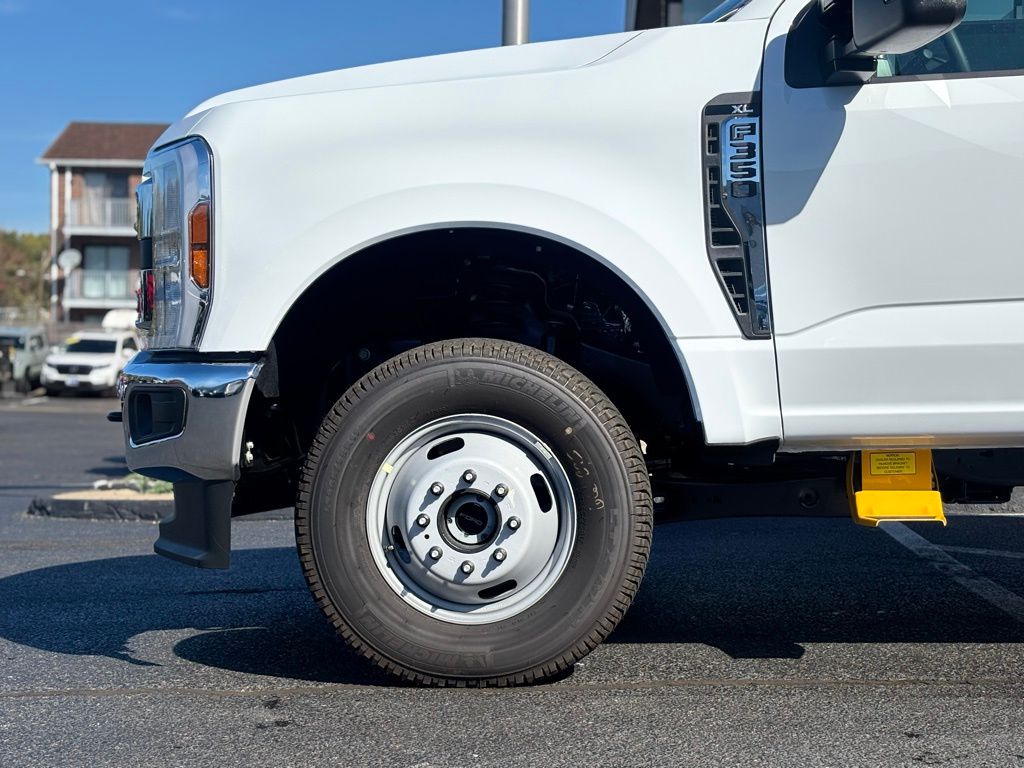 2026 Ford F-350 photo 3