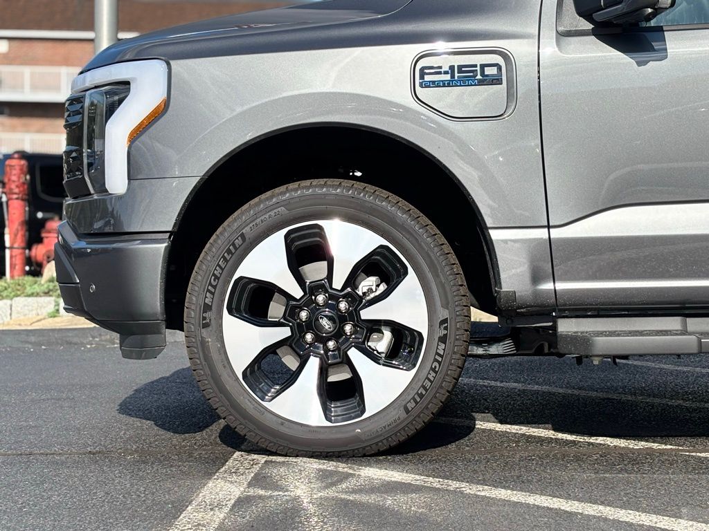 2025 Ford F-150 Lightning Platinum photo 3