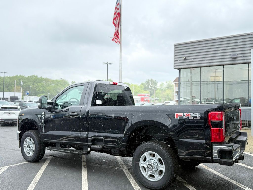 2025 Ford F-350 XLT photo 4