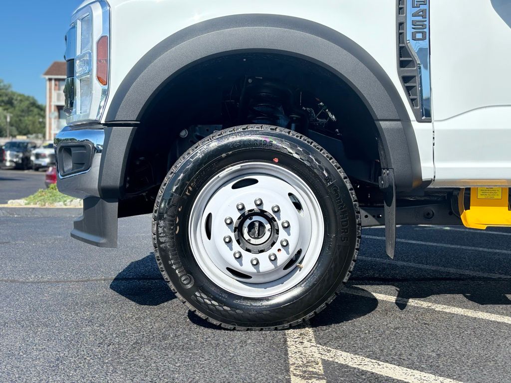 2025 Ford F-450 XLT photo 3