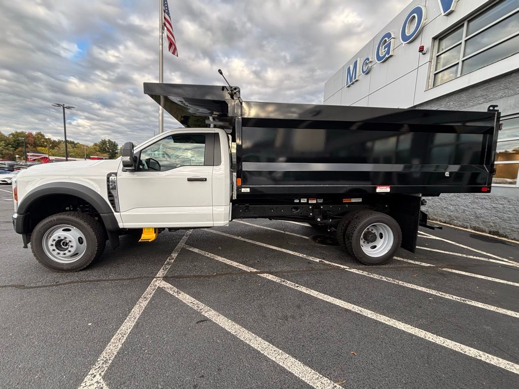 2025 Ford F-550 photo 2