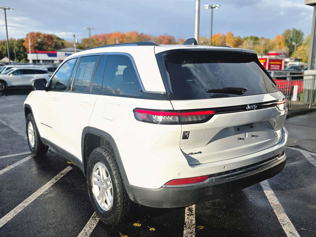 2023 Jeep Grand Cherokee Laredo photo 3