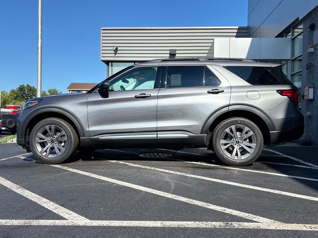 2025 Ford Explorer photo 2