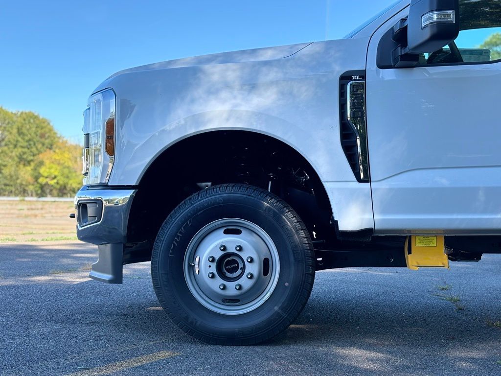 2026 Ford F-350 photo 3