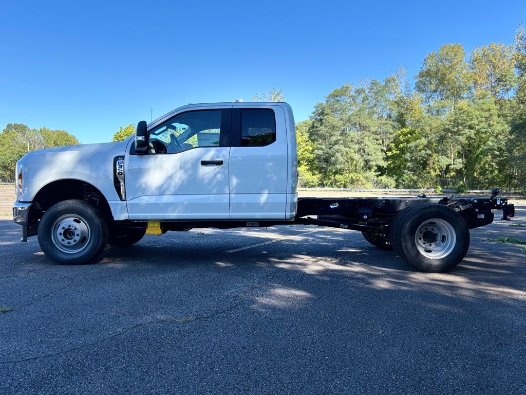 2026 Ford F-350 photo 2