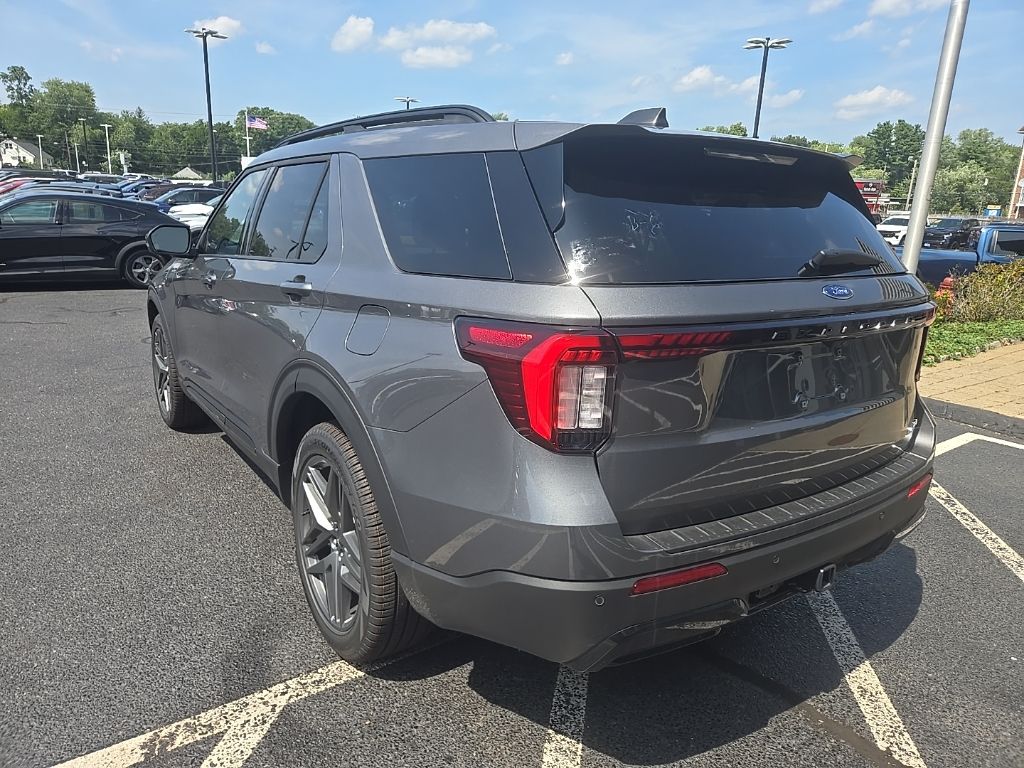 2025 Ford Explorer ST-Line photo 2