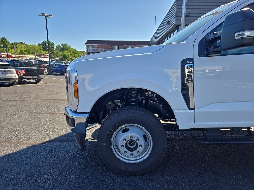 2025 Ford F-350 photo 3
