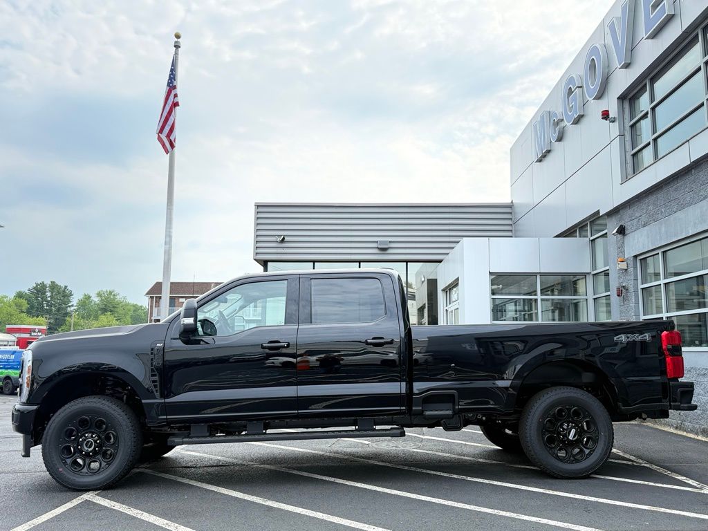 2025 Ford F-350 XLT photo 2