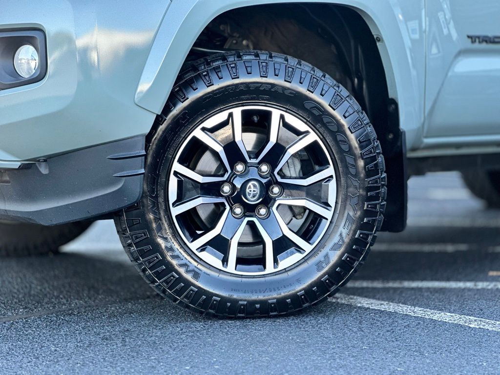 2022 Toyota Tacoma TRD Sport photo 2