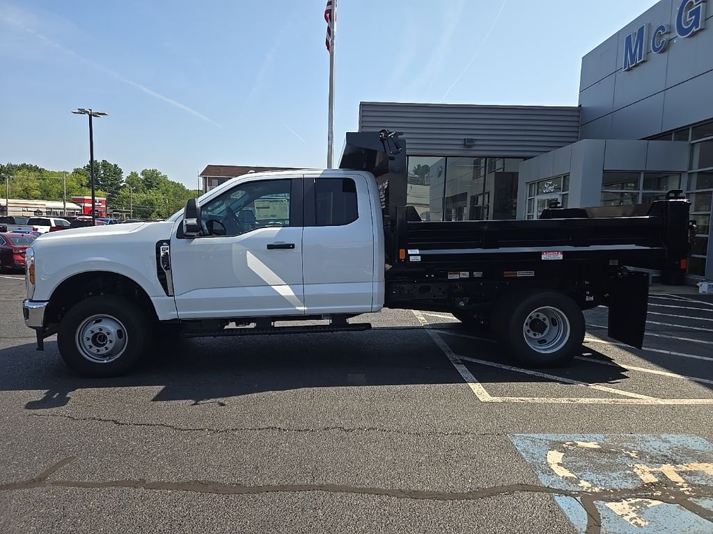 2025 Ford F-350 photo 2