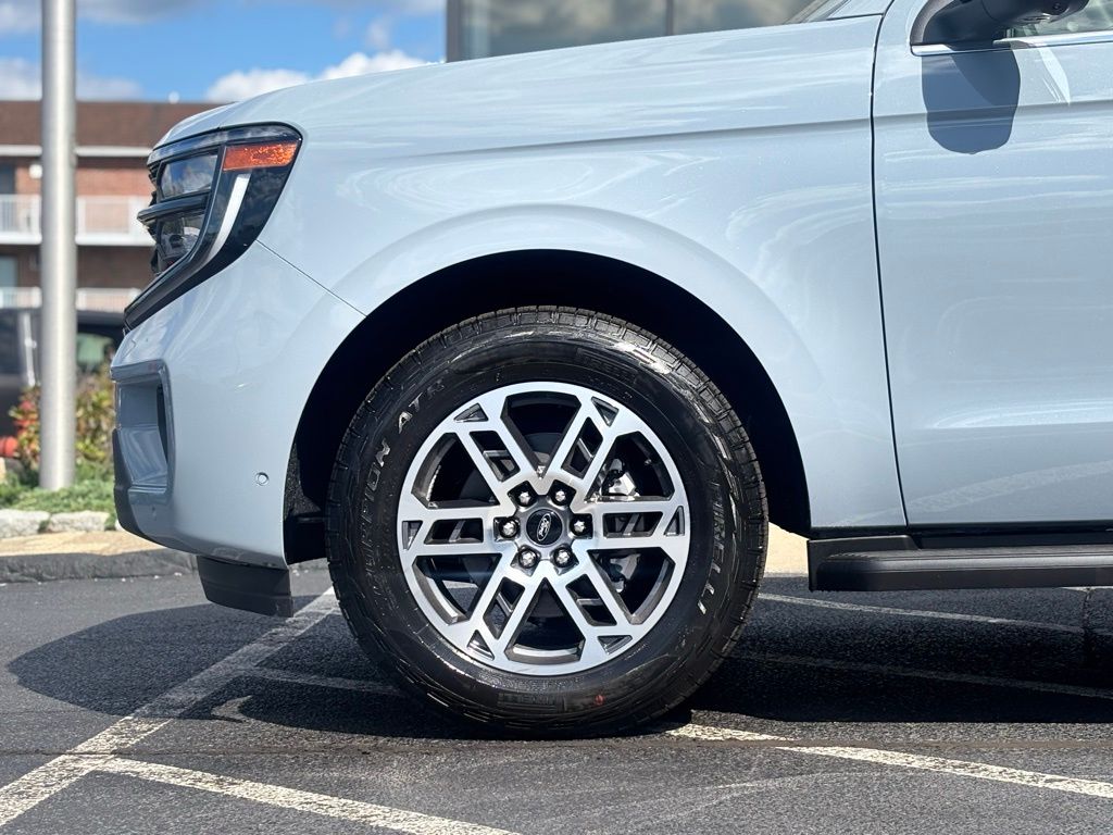 2025 Ford Expedition photo 2